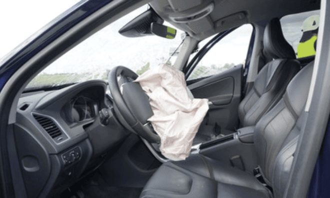 unfall auto mit ausgelöstem airbag@2x min
